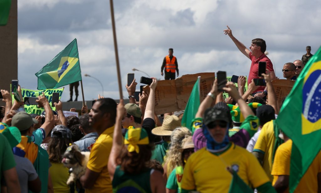 Presidente troca ministros em busca de subordinados