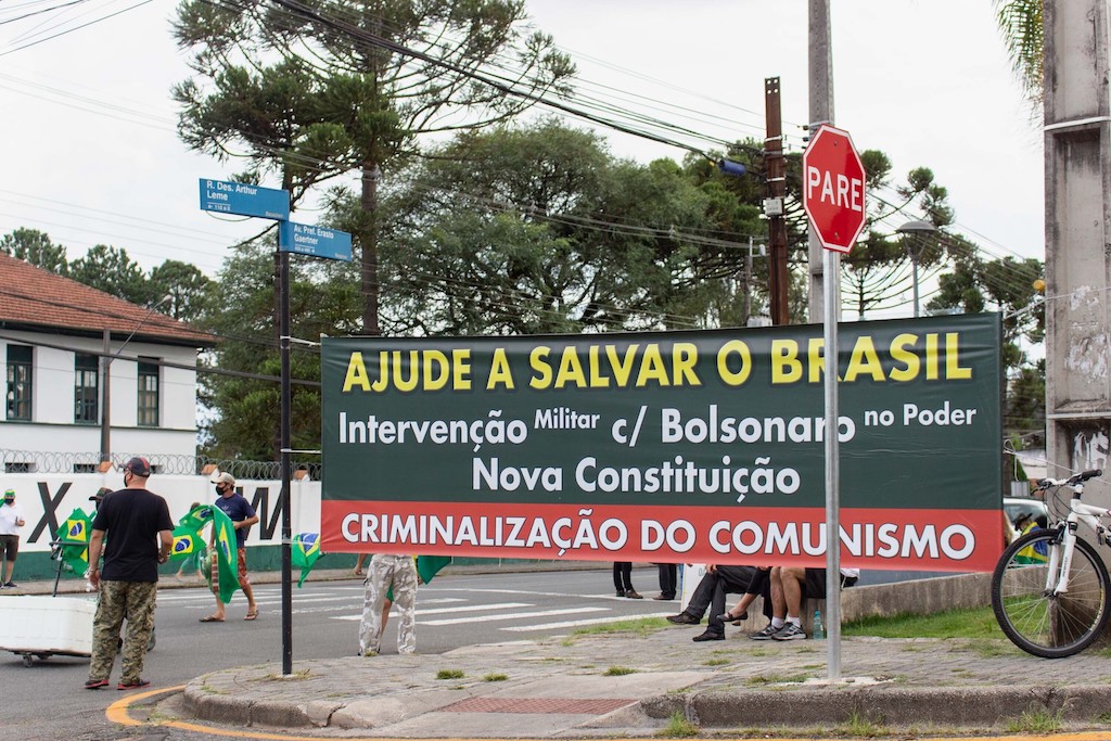 Rede de bolsonaristas convoca manifestação por golpe