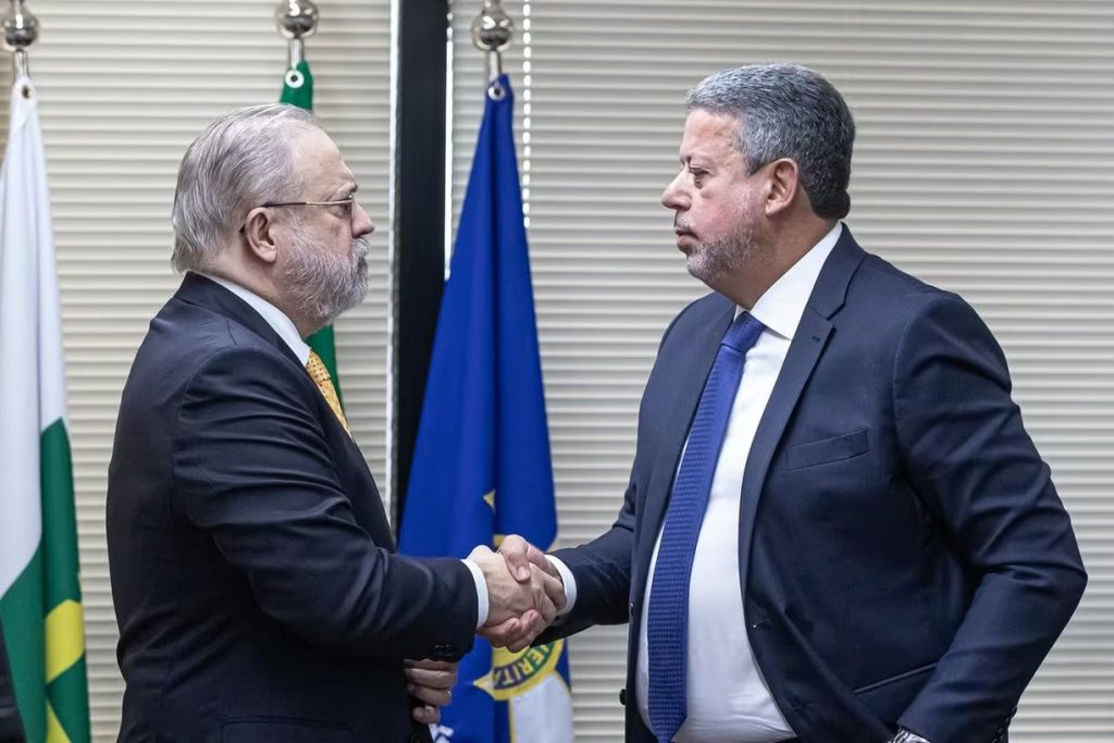 O Centrão quer Aras