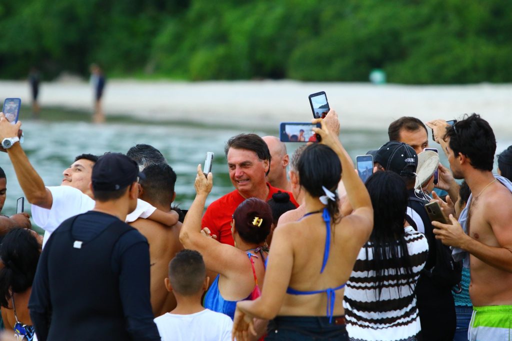 Bolsonaro ataca distanciamento social