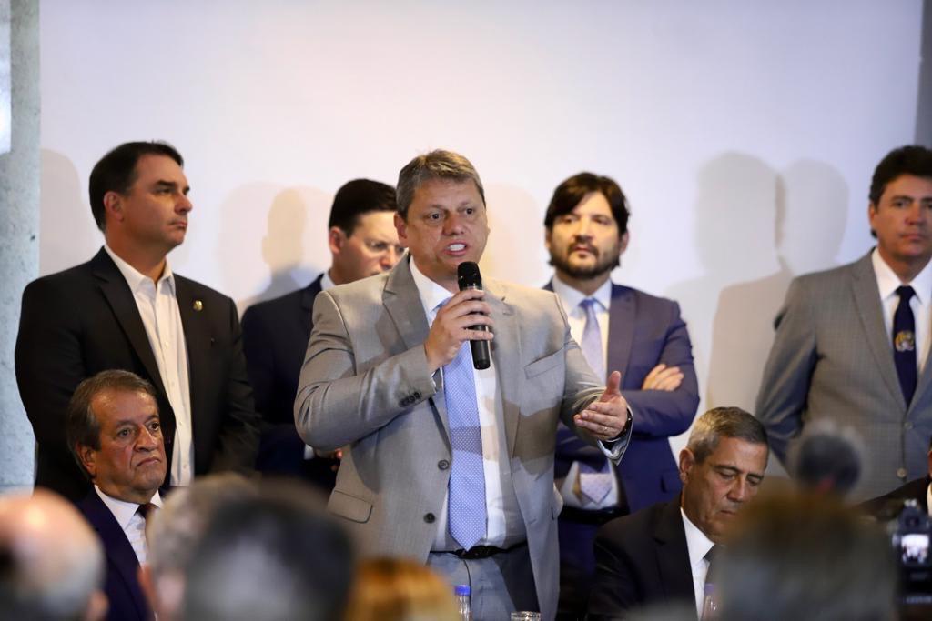 Tarcísio não convence