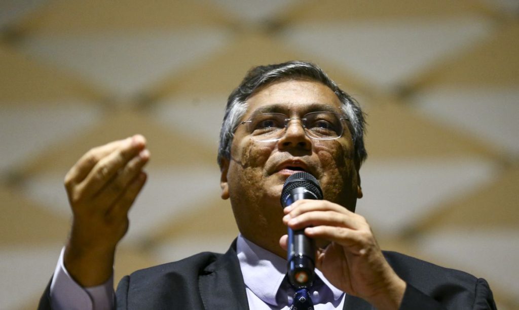 Dino é o alvo
