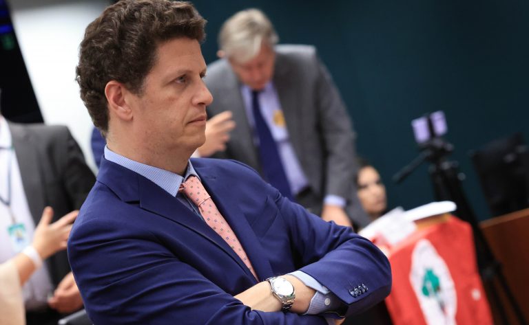 Um ministério resolve