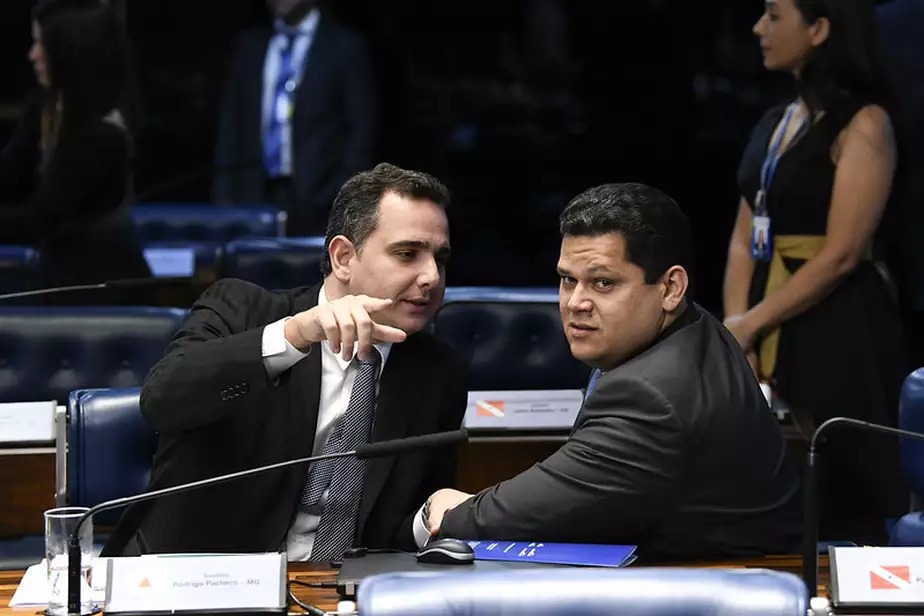 Carona na crise com o Supremo
