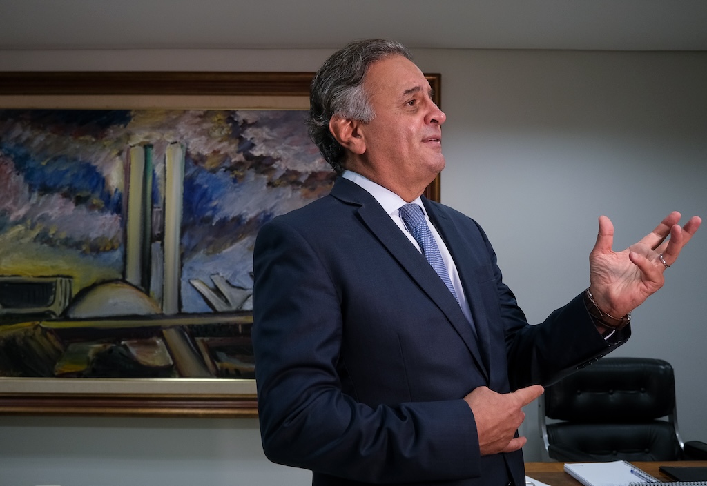 Aécio Neves quer aparecer
