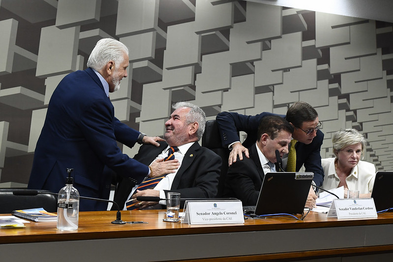 Afago por cargos e verbas