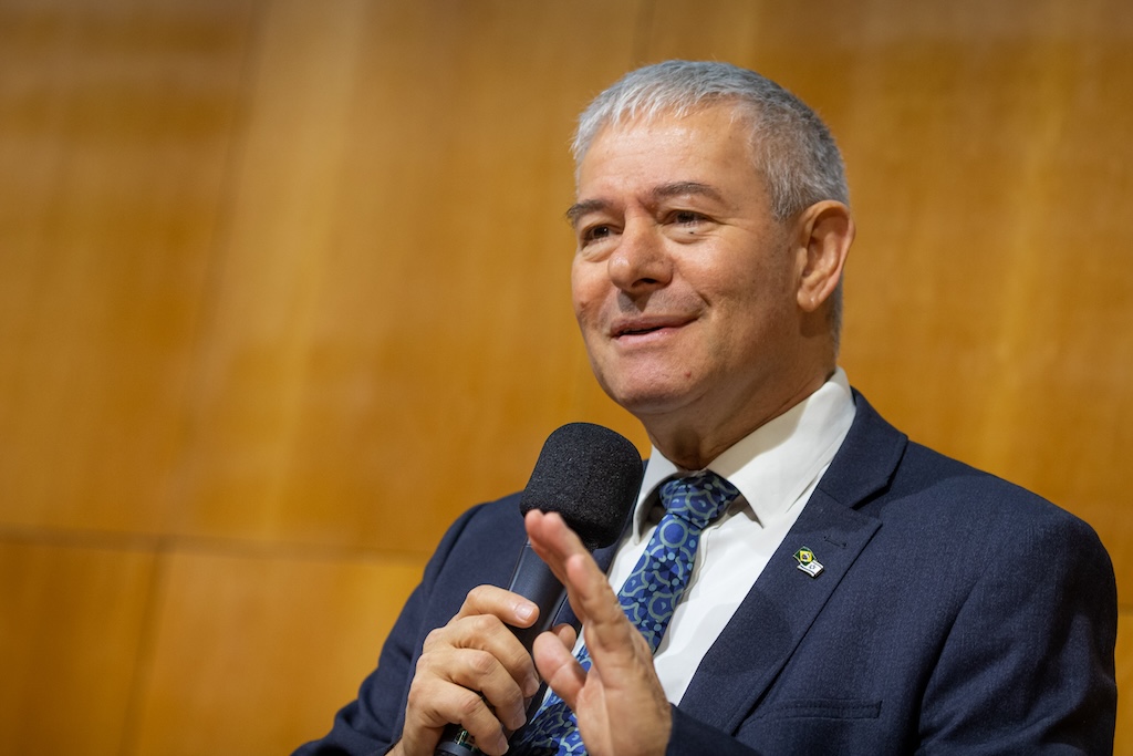 Expulsão na mesa de Lula