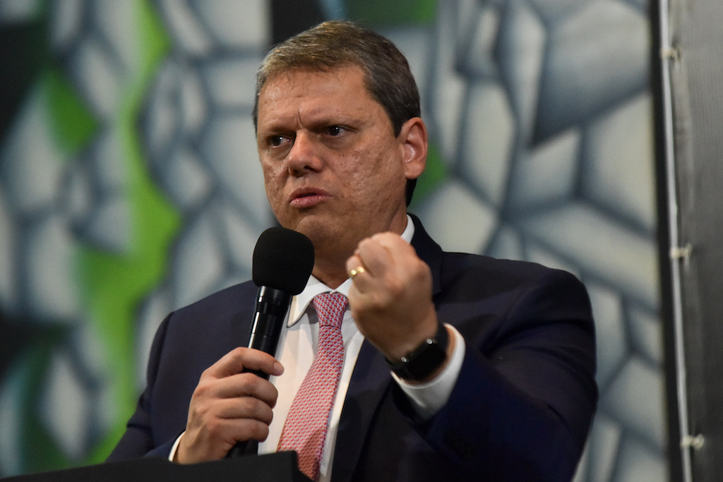 Tarcísio ganha de Lula