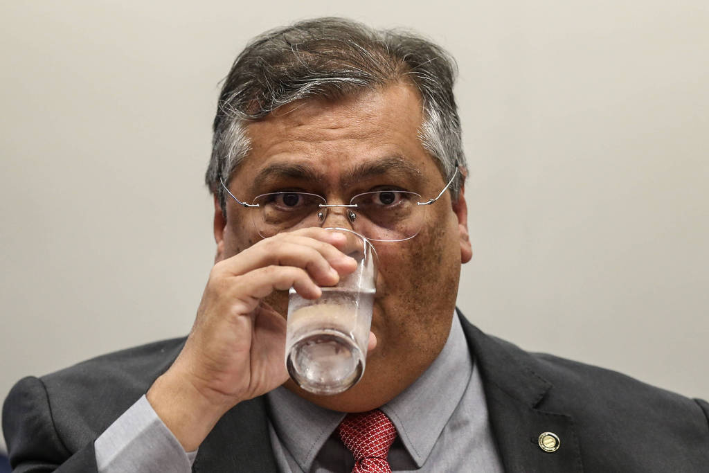 Dino não desiste
