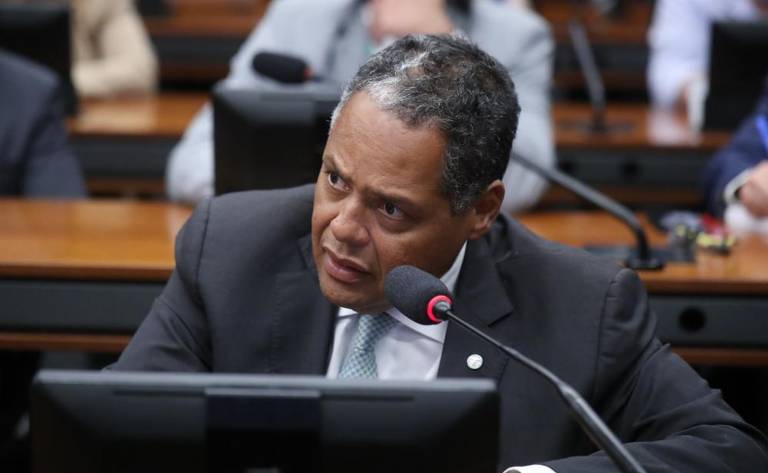 No vácuo de Lira