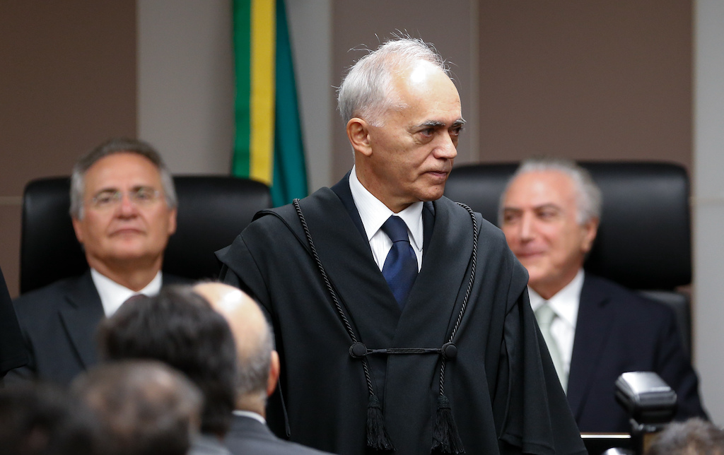 Renan tenta convencer Carreiro a ficar no TCU