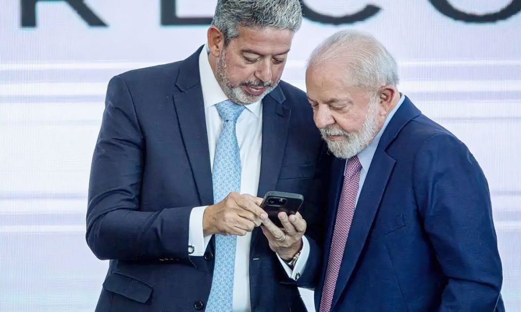 Lira se mexe, Renan reclama