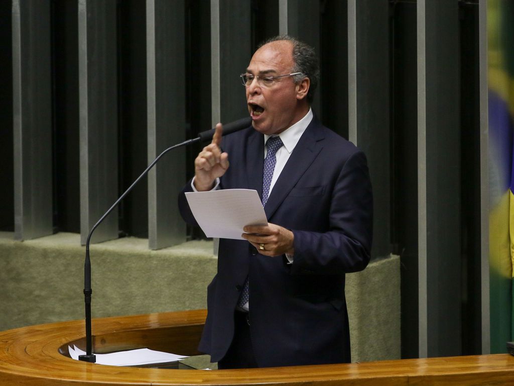 Mensagens indicam que advogado soube antes de operação da PF