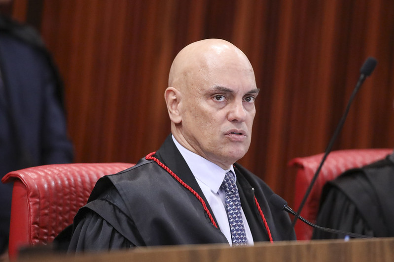 Alexandre paga Moraes