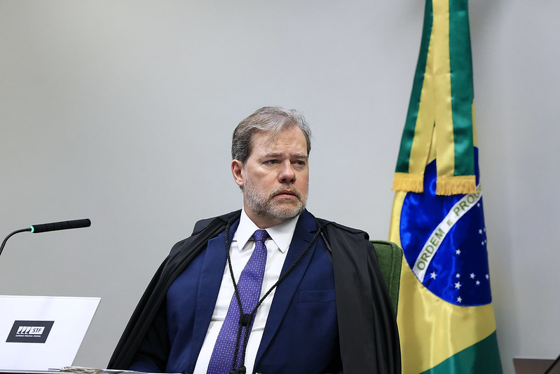 Libera o réu que devolveu propina