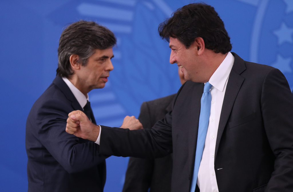 Auxiliares de Bolsonaro admitem danos com Mandetta e Teich