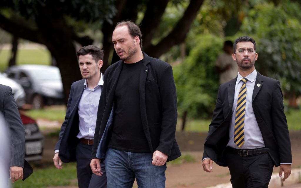 Flávio Bolsonaro quer evitar a convocação do irmão pela CPI
