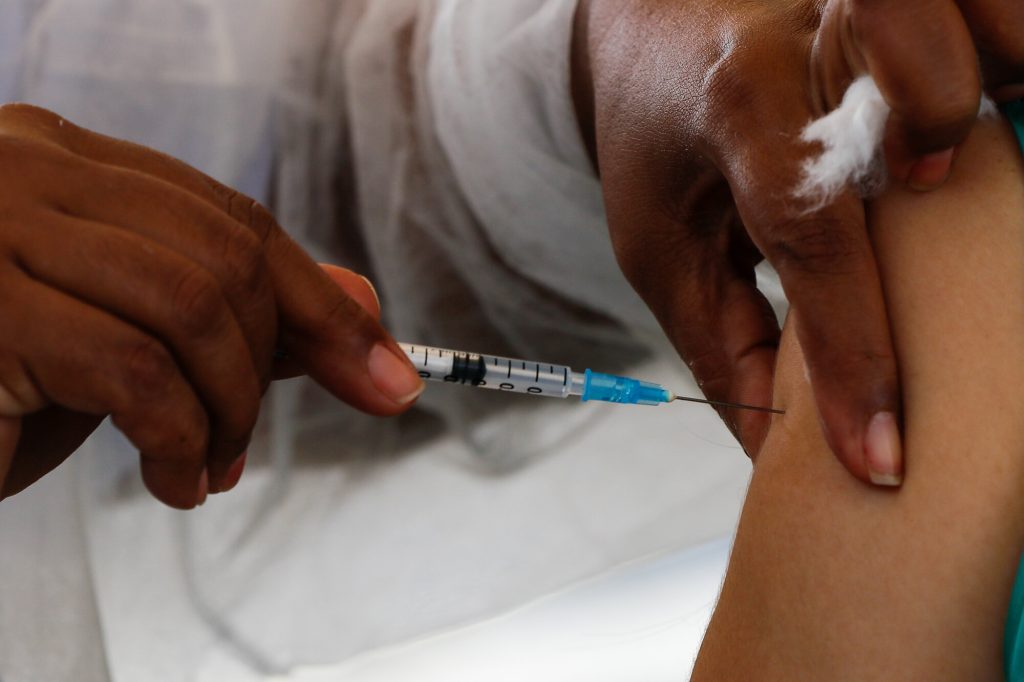 Alagoas inicia vacinação em hospitais que tratam doentes com Covid-19