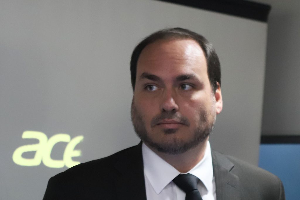 Não acabou, Carlos