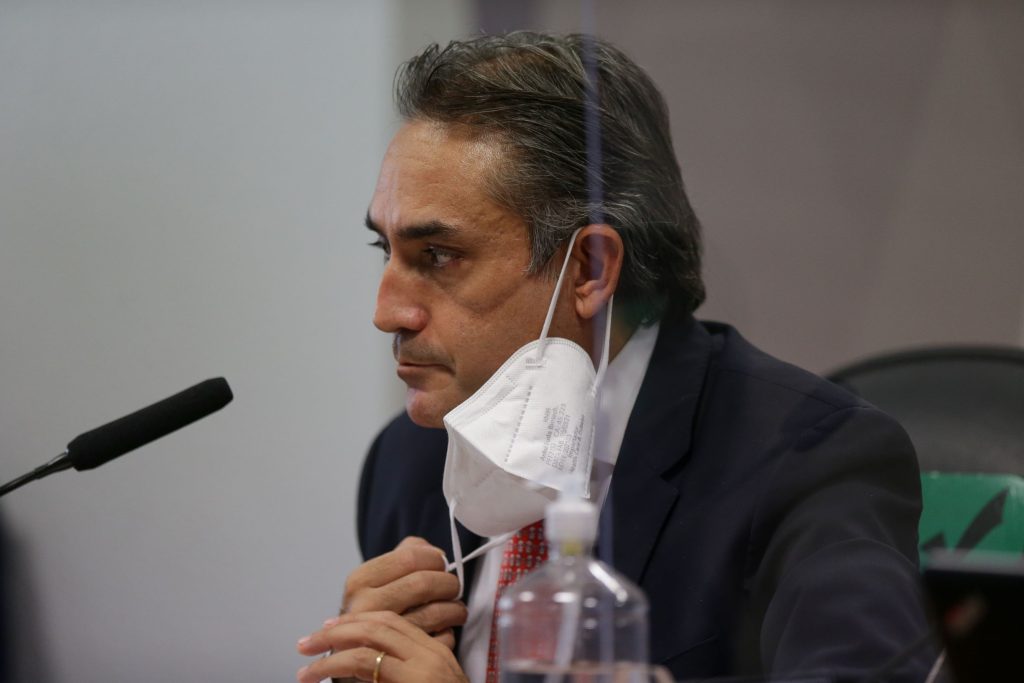 Omissão do governo Bolsonaro custou 4,5 milhões de doses, indica Pfizer