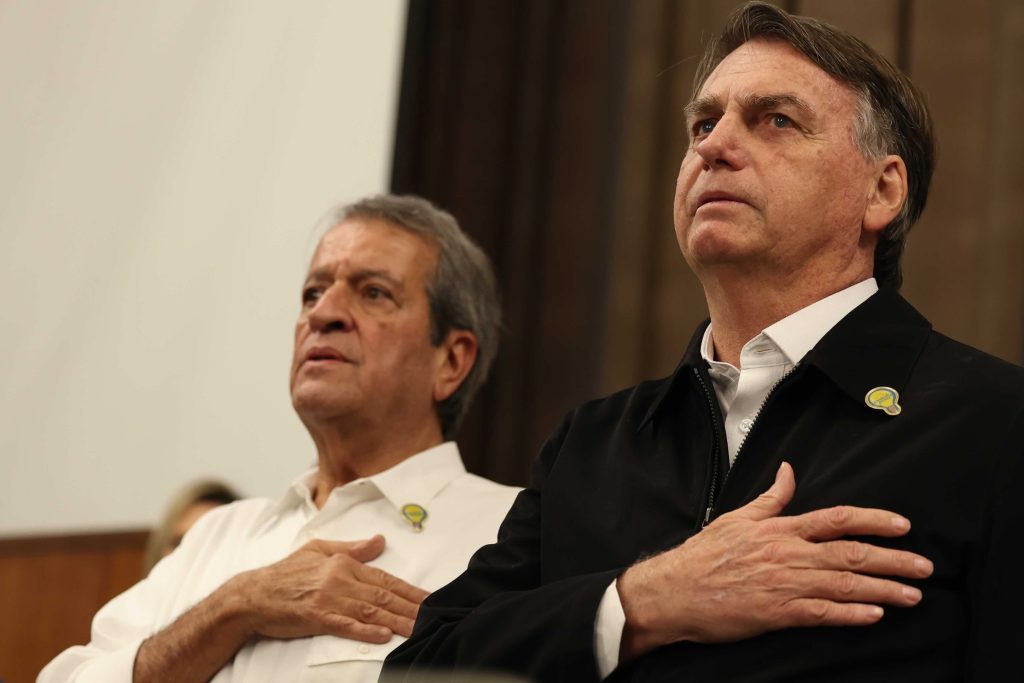 Com os pés no golpismo