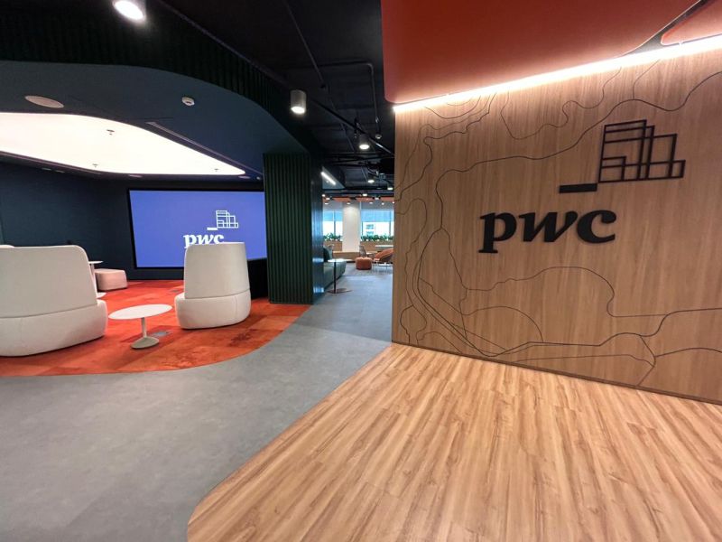 PwC multada