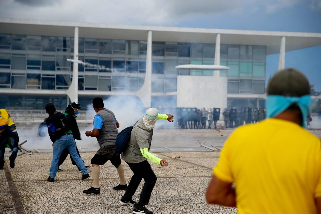 A poucos passos dos golpistas