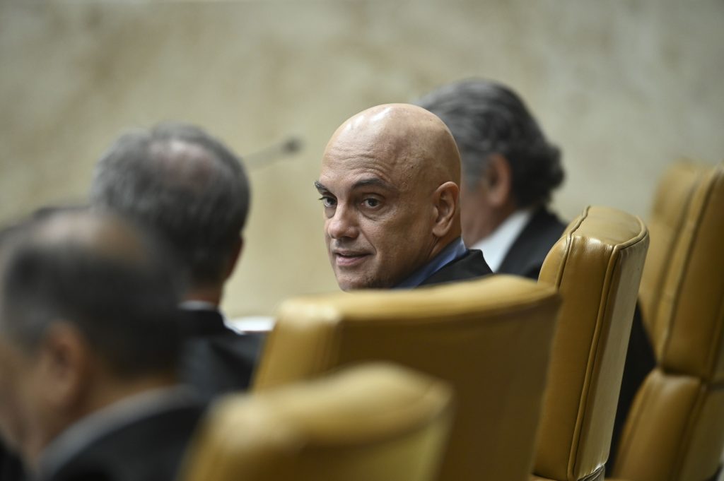 Moraes fica