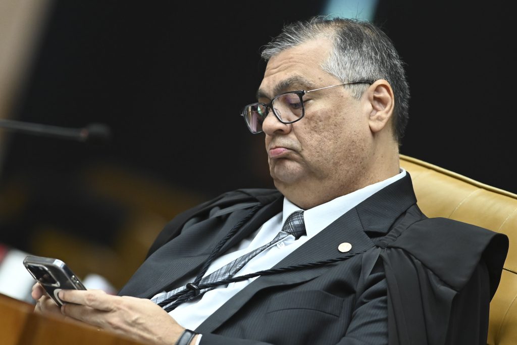 Dino não ajuda