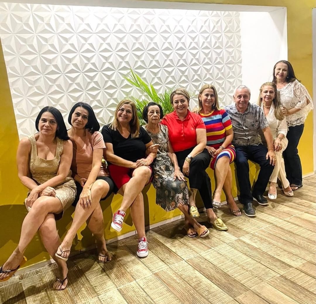 Suely e Magaly (esquerda); senadora Jussara Lima ao centro, de vermelho, em reunião de família