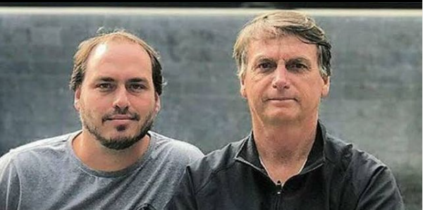 Carlos Bolsonaro vai aparecer mais ao lado do pai