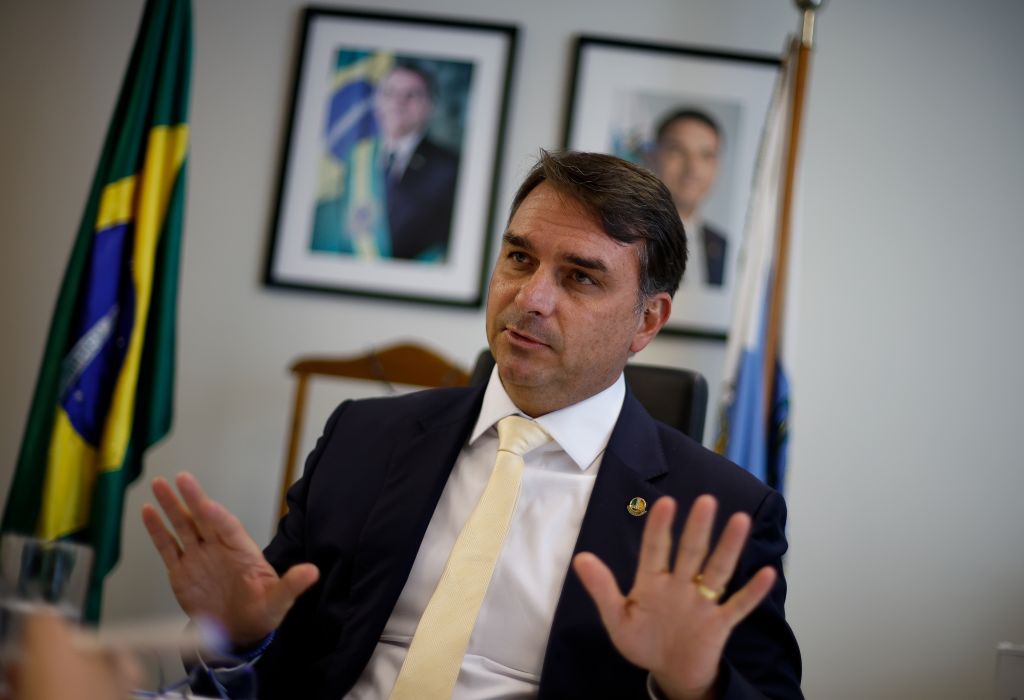 Flávio escapa de outra