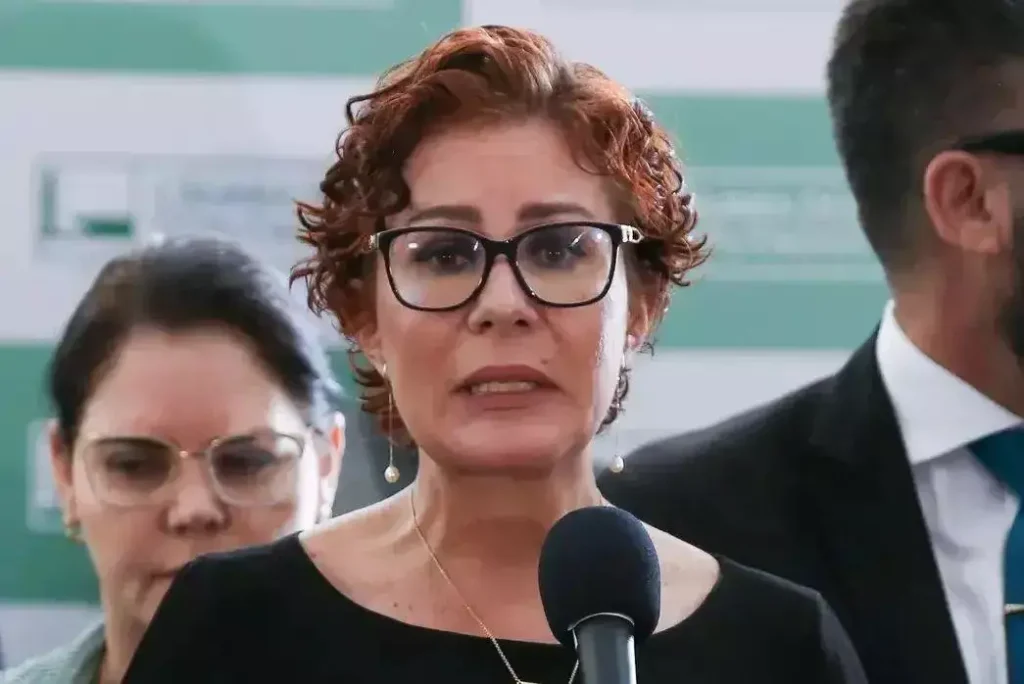 Foragida e licenciada
