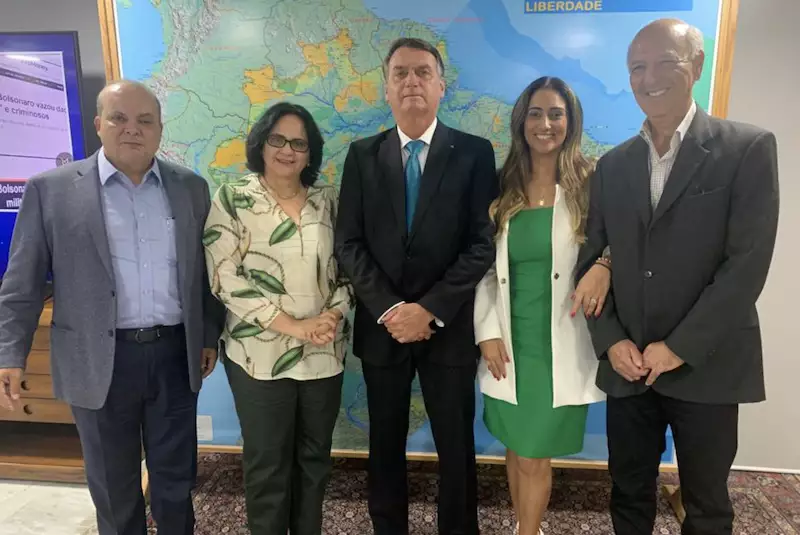 A decepção com Damares