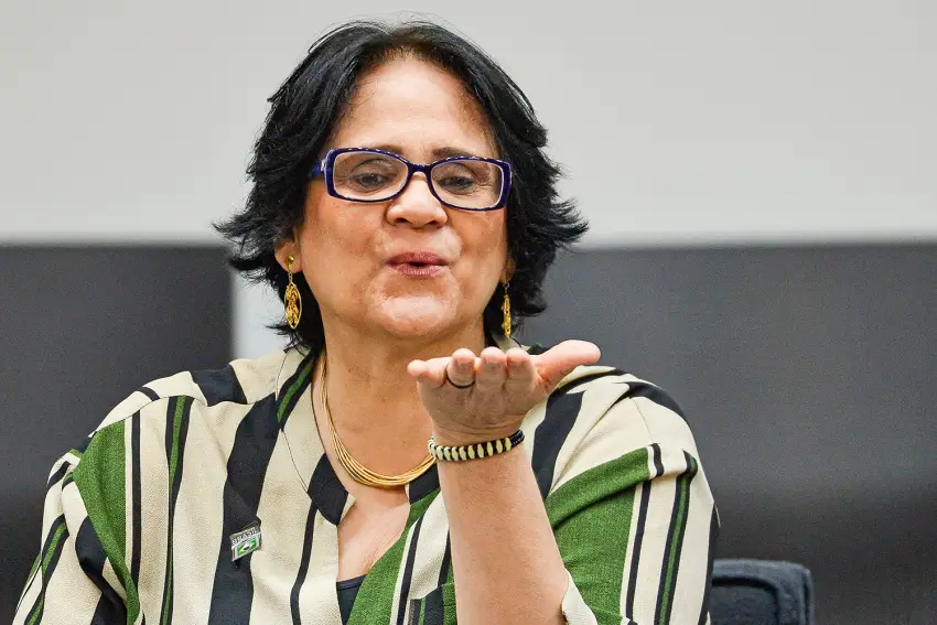 Damares Alves entre trair e coçar
