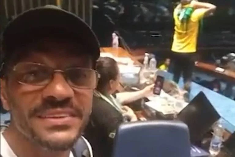 Fica onde está